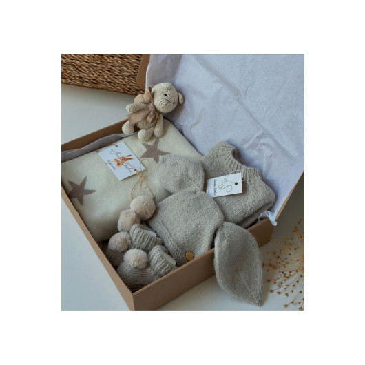 Newborn Baby Gift Box Hand Knitted Hat Booties Knitted Overalls 0 12 Months