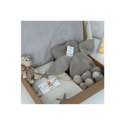 Newborn Baby Gift Box Hand Knitted Hat Booties Knitted Overalls 0 12 Months