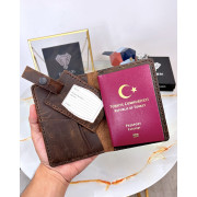 محفظة جلد لجواز السفر وبطاقة الأمتعة بني