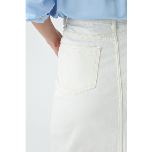 تنورة جينز نسائية طويلة مع فتحة بلون كريمي