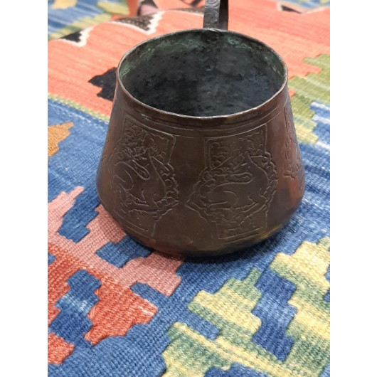 كوب / كأس من النحاس المنقوش على شكل طراز التراثي القديم