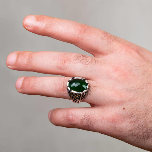 خاتم فضة للرجال عيار 925 مزخرف الجوانب مزين بحجر الزركون الأخضر