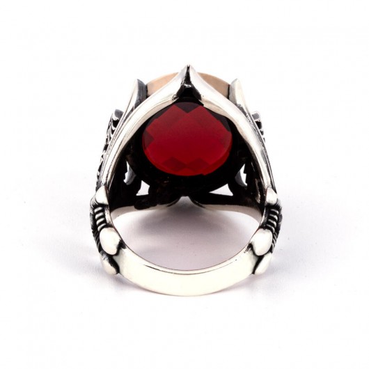 خاتم الفضة للرجال مزين بحجر الزركون الأحمر وسيوف على جانبيه