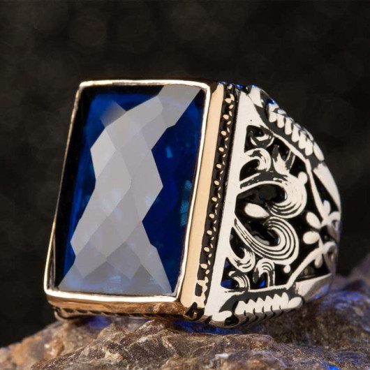 خاتم فضة للرجال عيار 925 مزخرف الجوانب ومرصع بحجر الزركون الأزرق
