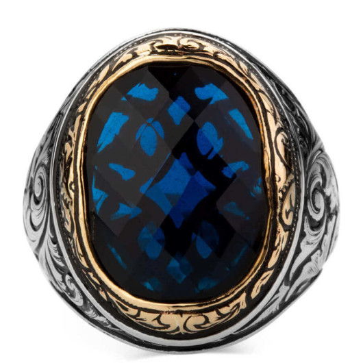 خاتم فضة للرجال عيار 925 مزخرف الجوانب ومزين بحجر الزركون الأزرق