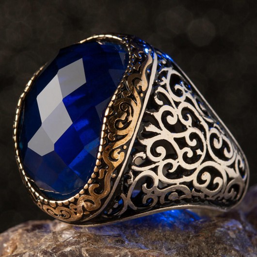 خاتم فضة للرجال عيار 925 مزخرف الجوانب ومزين بحجر الزركون الأزرق