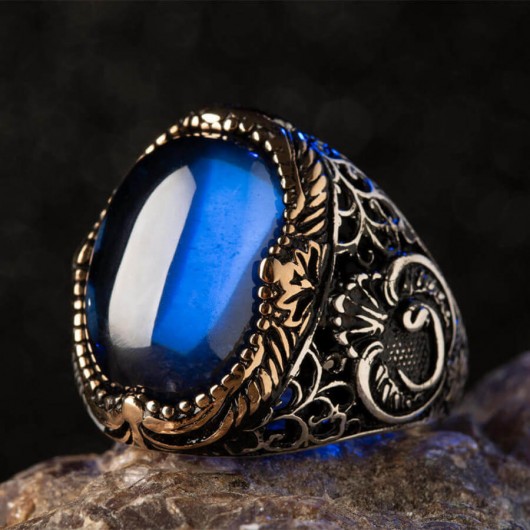خاتم فضة للرجال عيار 925 مزخرف للجوانب ومرصع بحجر الزركون الأزرق