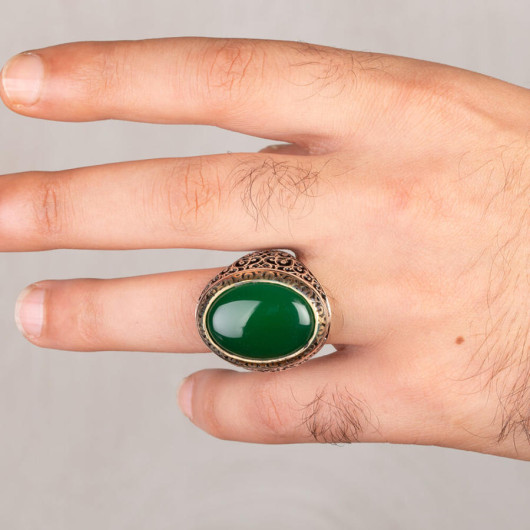 خاتم فضة للرجال عيار 925 مزخرف الجوانب ومزين بحجر العقيق الأخضر