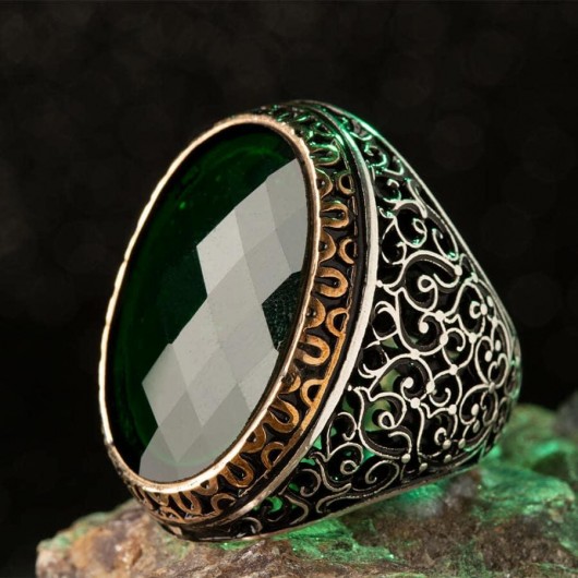خاتم فضة للرجال عيار 925 مزخرف الجوانب ومرصع بحجر الزركون الأخضر