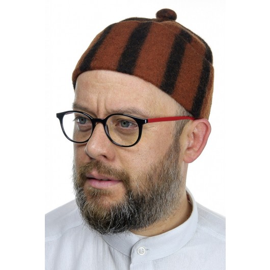 قبعة من صوف اللباد - بلون قرميدي مخططة