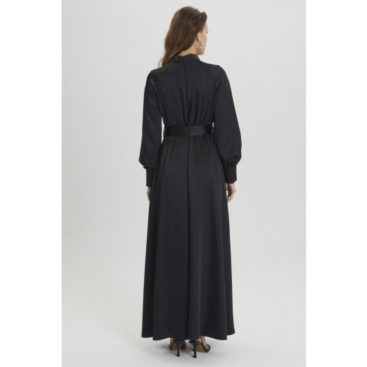 فستان سهرة نسائي بأكمام طويلة وياقة قايمة باللون الأسود