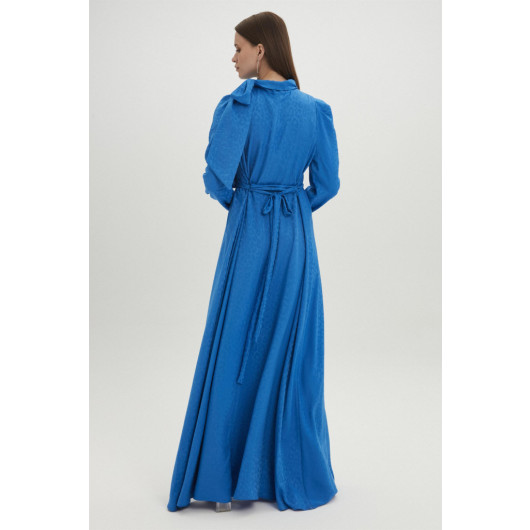 فستان نسائي طويل لون أزرق مزين بفيونكة موديل جلد نمر