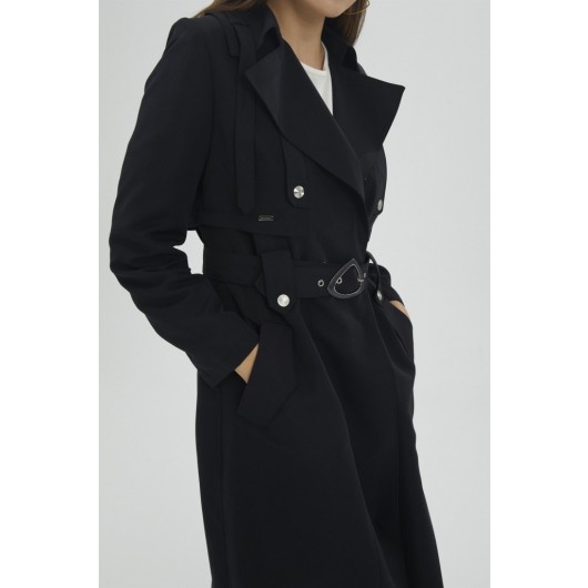 معطف (ترانشكوت) بحزام وموديل ياقة على شكل V بلون أسود