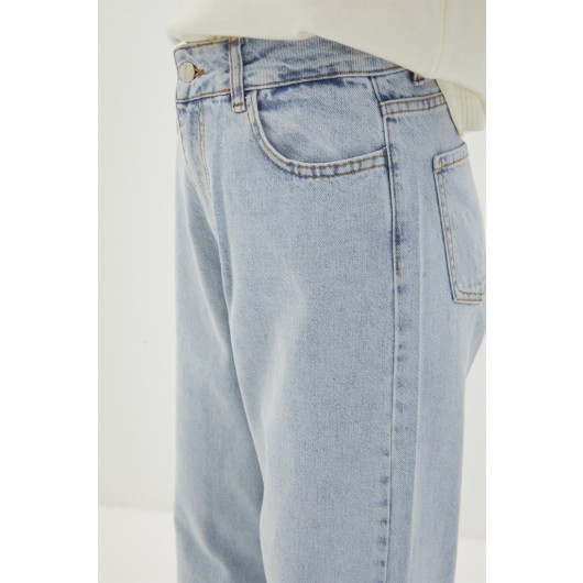 بنطال جينز بلون أزرق وبخصر عريض وموديل ساق واسعة