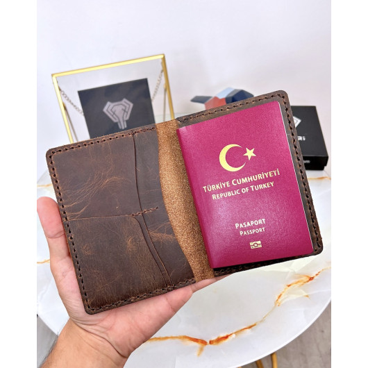 محفظة جلد لجواز السفر وبطاقة الأمتعة بني