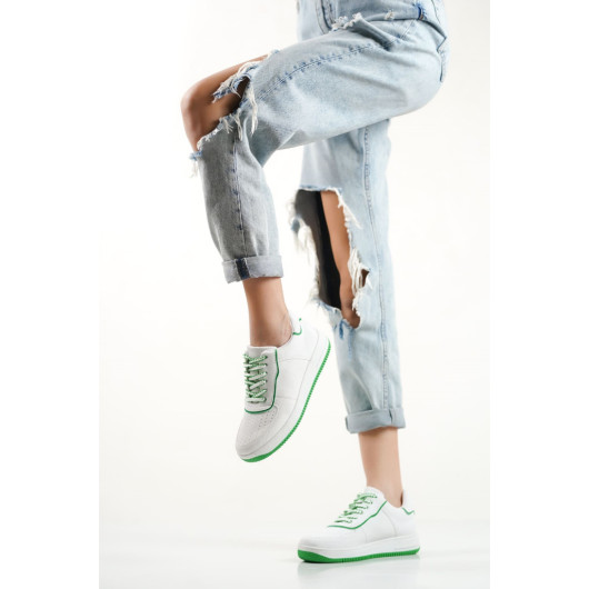 حذاء سنيكرز لون أبيض وأخضر نسائي