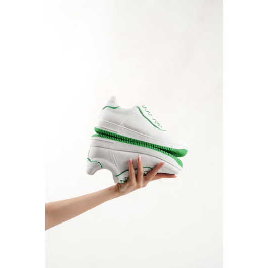 حذاء سنيكرز لون أبيض وأخضر نسائي