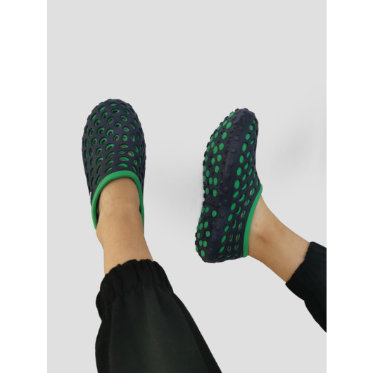 حذاء بحر نسائي لون كحلي وأخضر