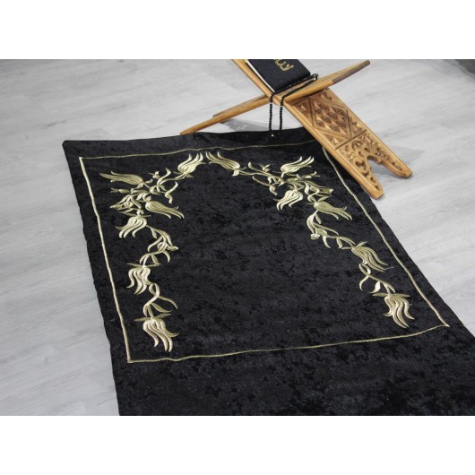 A Tulip-Shaped Prayer Rug With Embroidery