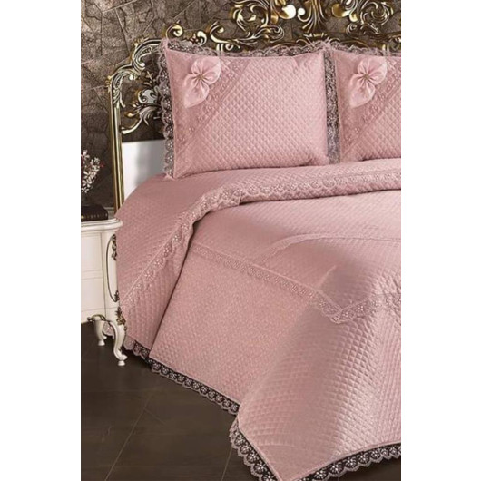 غطاء سرير مزين بالدانتيل الفرنسي ومبطن لون وردي