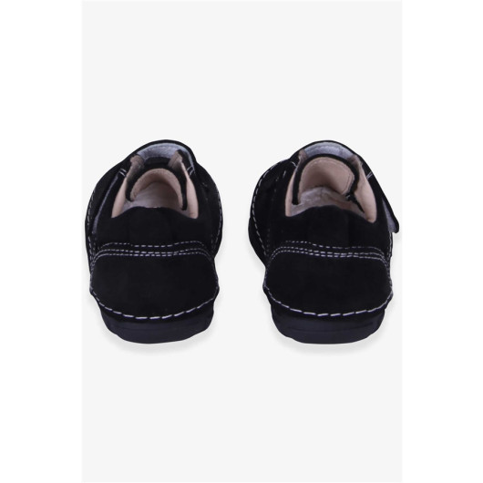 حذاء للأولاد حديثي الولادة من الجلد الشامواه بلاصق فيلكرو لون اسود (مقاس 19-22)