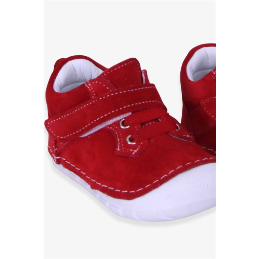حذاء للبنات حديثات الولادة من الجلد الشامواه بلاصق فيلكرو لون احمر (مقاس 19-22)