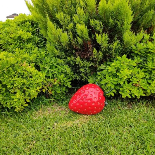 تمثال حديقة ديكور بشكل الفراولة مزخرفة من البوليستر ، فراولة سوداء ، فراولة حمراء ، فراولة بيضاء
