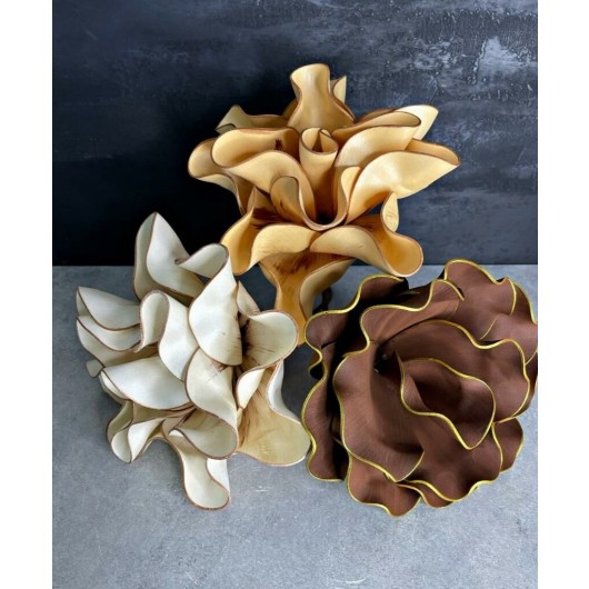 زهرة اللاتكس الاصطناعية مزخرفة لون بني باطراف ذهبية