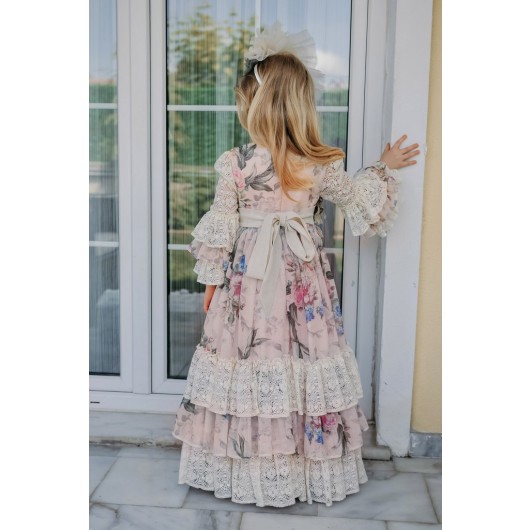 فستان بناتي بنمط قديم مزين بالدانتيل والزهور مع قوس شعر