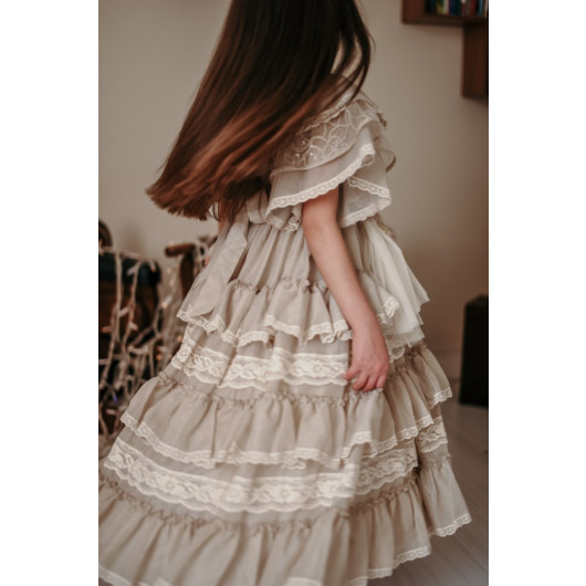 فستان بناتي طويل مطرز بالترتر والدانتيل بتصميم قديم مع قوس شعر