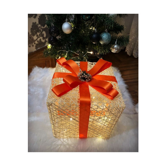 صندوق هدية مزين بفيونكة برتقالية وضوء ليد