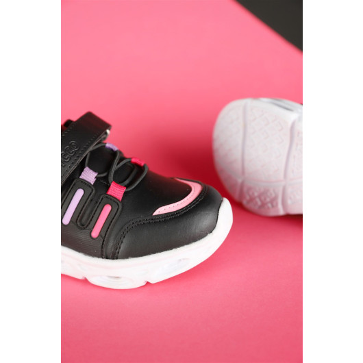 حذاء رياضي بناتي مضيء لون أسود وفوشي بمقاسات بين 26 - 30