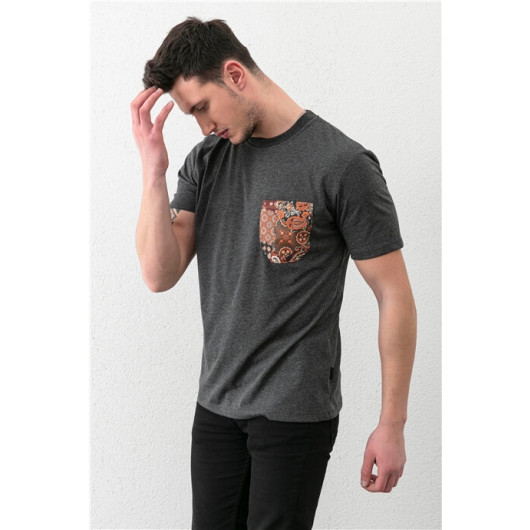 Darkgrimelange Men's Print Pocket Detailed T-Shirt