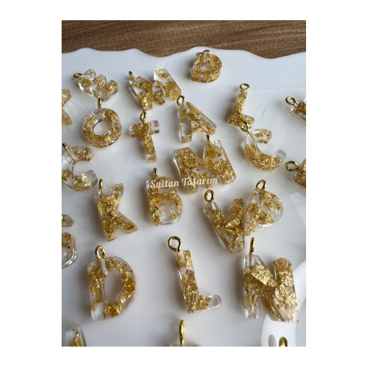 ميدالية مفاتيح ايبوكسي بأوراق ذهبية بشكل حرف
