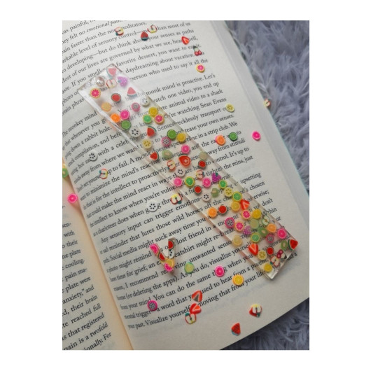 فاصلة كتاب مزينة بخرزات صغيرة ملونة