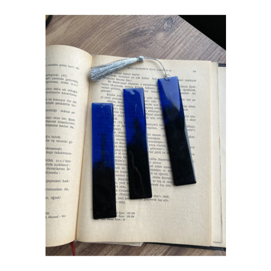 فاصلة للكتب من الايبوكسي زرقاء مزينة