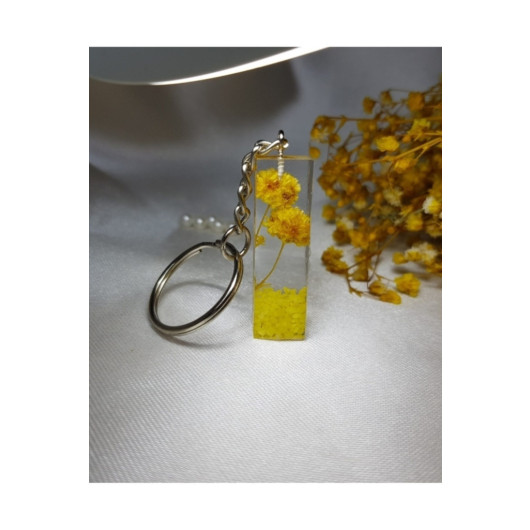 ميدالية مفاتيح ايبوكسي مزينة بزهور صفراء