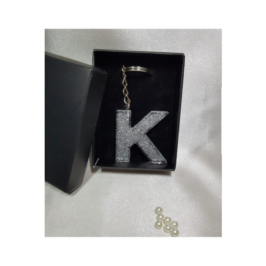 ميدالية مفاتيح من الايبوكسي برسمة حرف K لامع