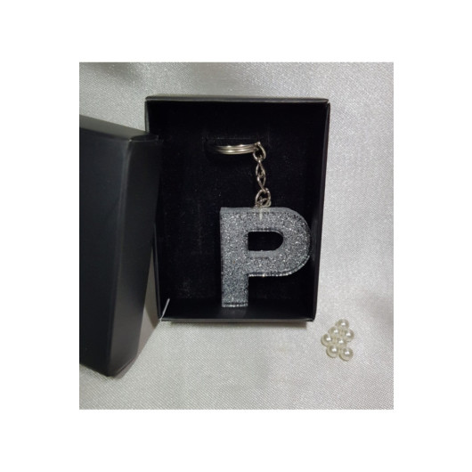 ميدالية مفاتيح من الايبوكسي برسمة حرف P لامع