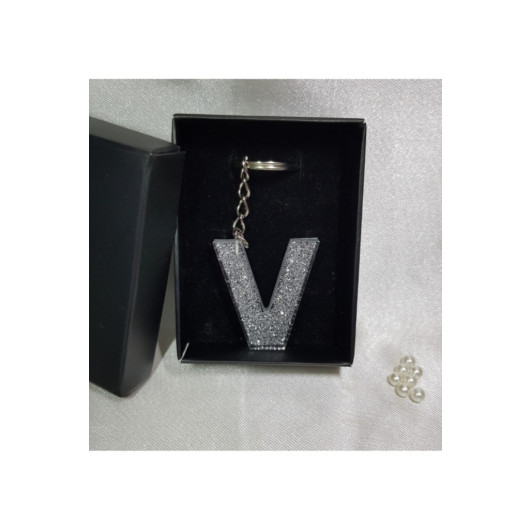 ميدالية مفاتيح من الايبوكسي برسمة حرف V