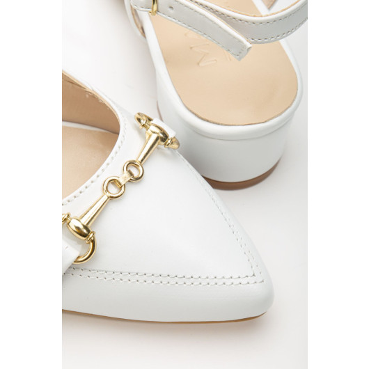 حذاء نسائي أبيض بكعب قصير