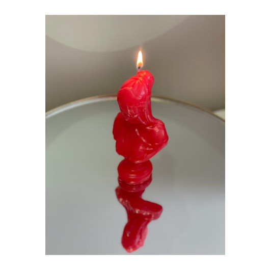 شمعة معطرة حمراء بشكل امرأة محجبة