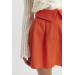 تنورة قصيرة نسائية جبردين مزينة بطية على الخصر لون برتقالي