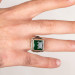 خاتم فضة للرجال مزخرف الحواف ومزين بحجر الزركون الأخضر شكل مربع