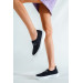 حذاء سنيكرز للنساء لون أسود وابيض