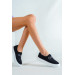 حذاء سنيكرز للنساء لون أسود وابيض