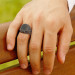 خاتم رجالي من الفضة عيار 925 بحجر أونيكس (جزع) لون أسود بنمط توليب