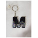 ميدالية مفاتيح ايبوكسي بشكل حرف M مزين لامع